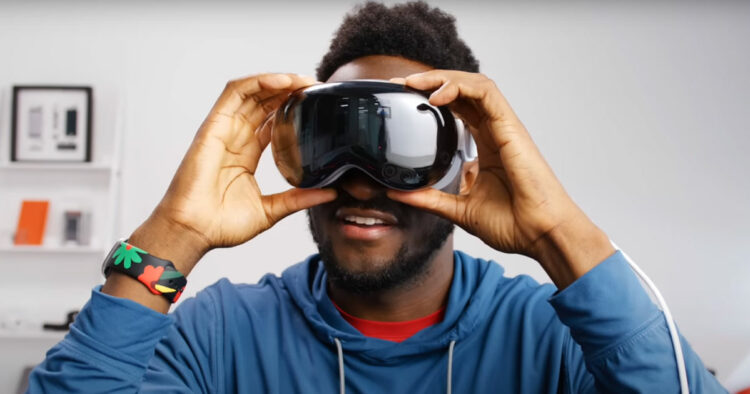 Apple Vision Pro Review by Marques Brownlee. TechNewsToday.co.za
