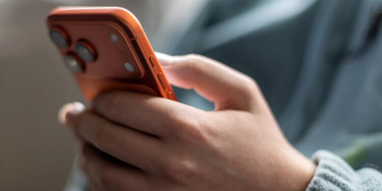 A Viral App Asks Users "Are You Dead?" Every Two Days