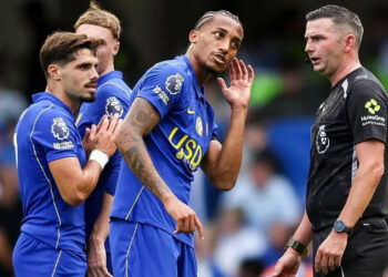 Chelsea Referee Forced Back to the Old School After Technology Fails